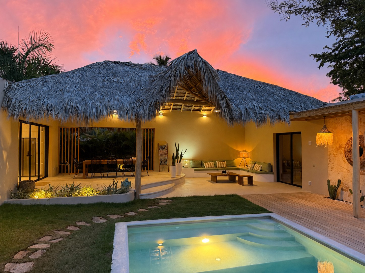 Ciel embrasé du soir sur le bohío et la piscine — Villas Origen