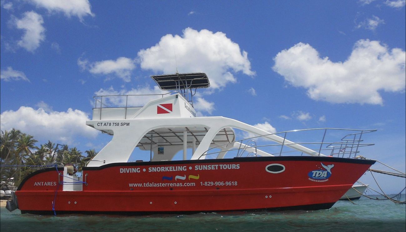 Le catamaran rouge Antares de The Dive Academy à Las Terrenas — plongée, snorkeling et sorties en mer