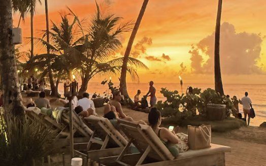 Transats face au coucher de soleil sur Playa Cosón, au Mosquito Boutique Hotel