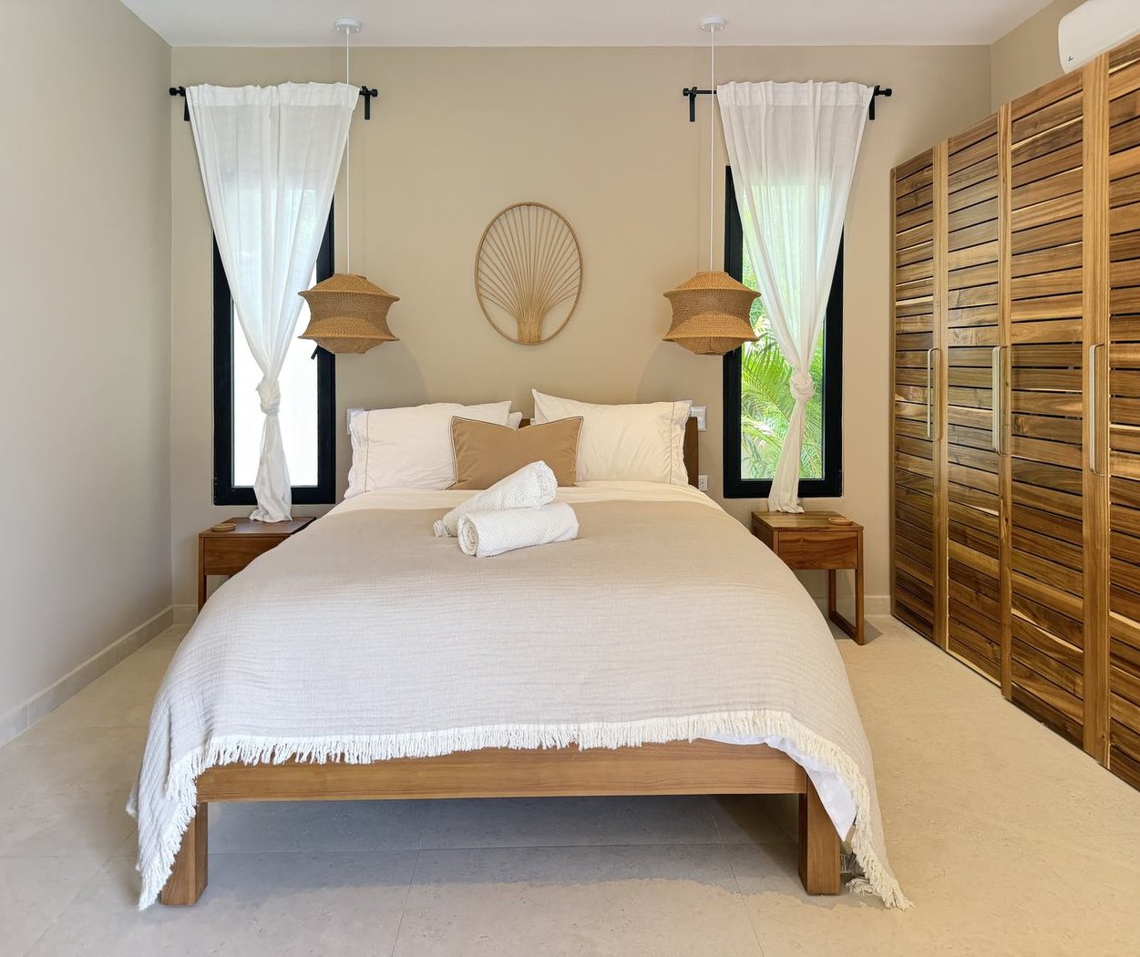 Chambre aux portes de bois artisanales — Villas Origen