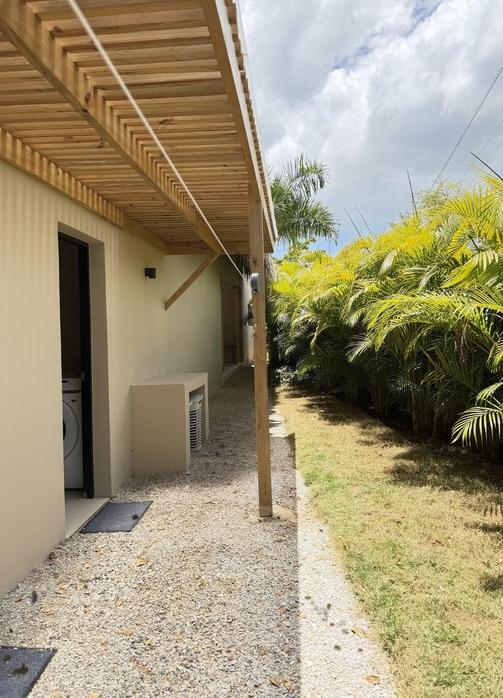 Le passage latéral abrité avec buanderie (laveuse-sécheuse) — Villas Origen