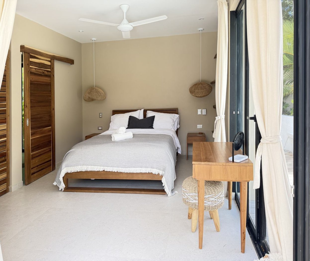 La deuxième chambre et sa porte coulissante en bois — Villas Origen