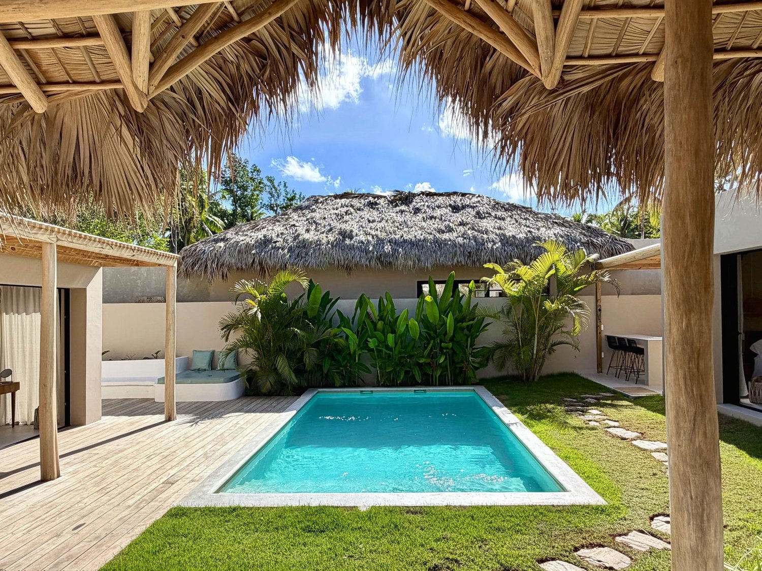 La piscine turquoise vue du bohío, oiseaux du paradis au fond — Villas Origen