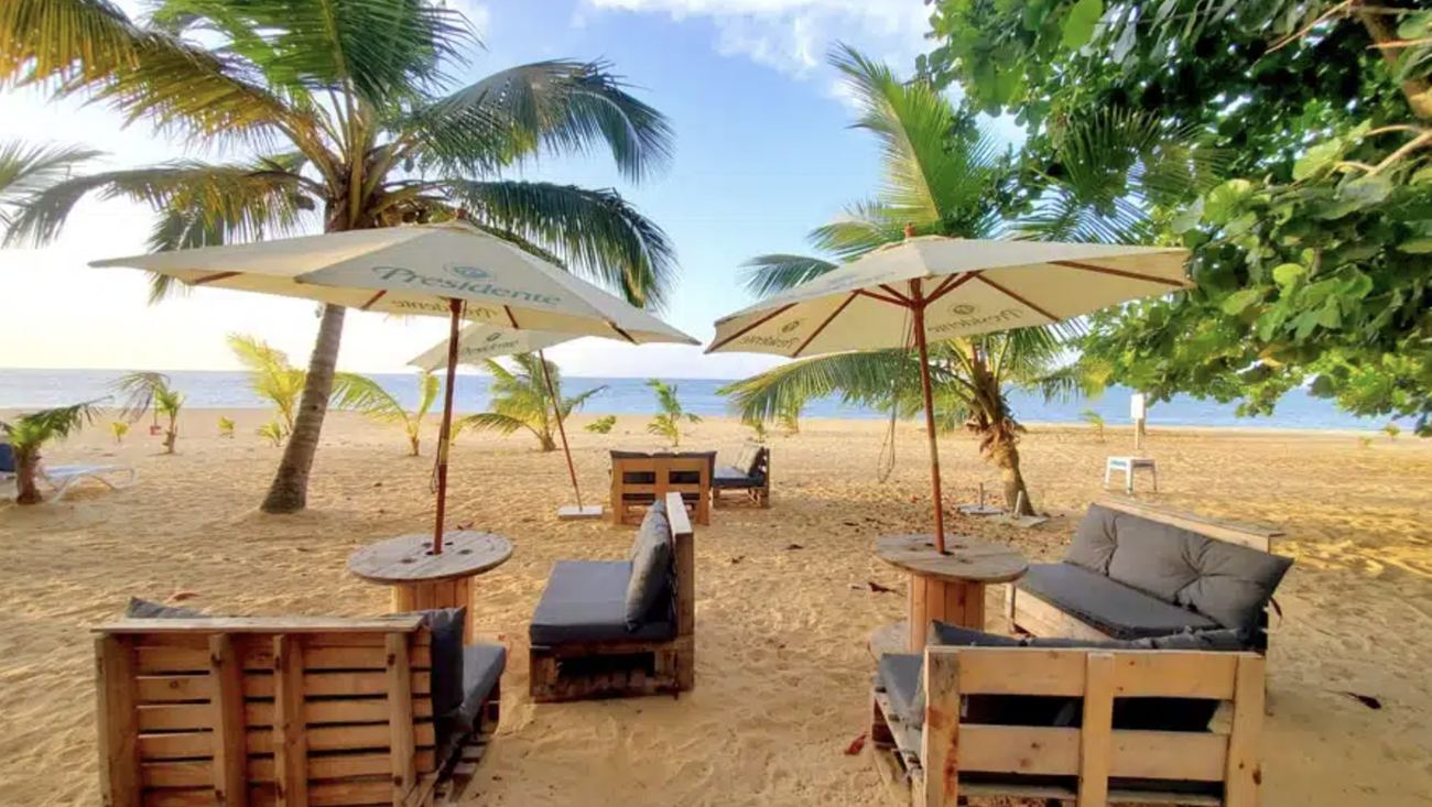 Salon de plage sous les parasols à Playa Las Ballenas, Las Terrenas