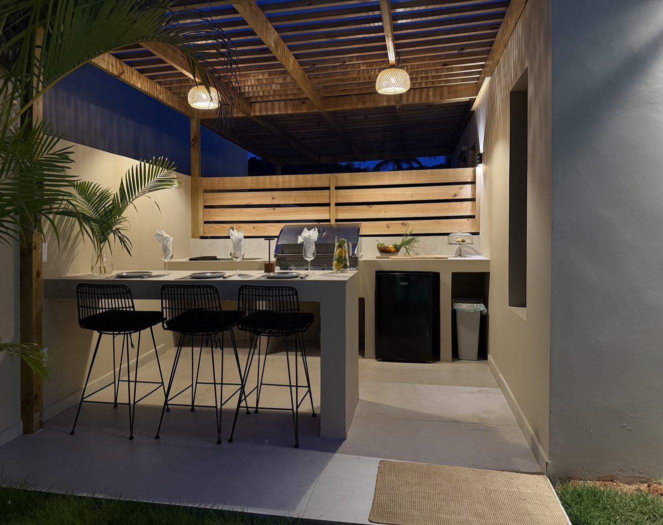 La cuisine extérieure et son bar sous la pergola, à l'heure bleue — Villas Origen