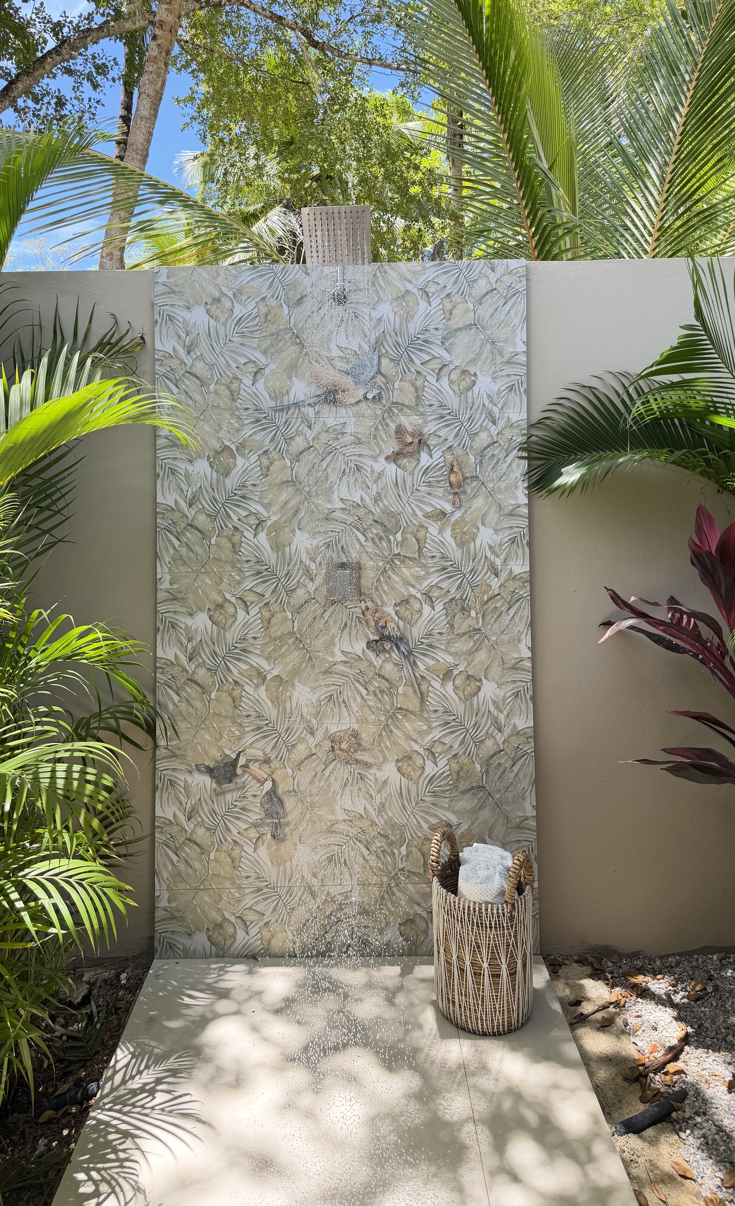 La douche extérieure privée de la chambre 2, sous les palmiers du jardin — Villas Origen
