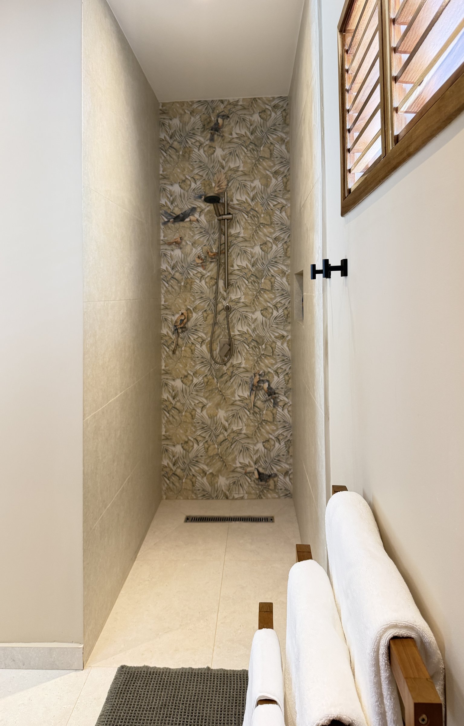 La douche à l'italienne de la suite principale, mur de céramique aux perroquets — Villas Origen