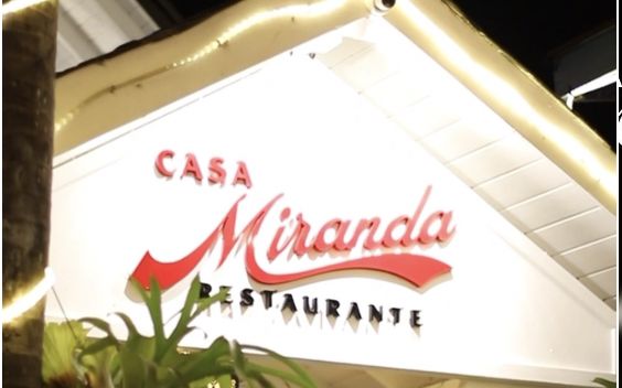 L'enseigne illuminée de Casa Miranda Restaurante, Plaza Taina, Las Terrenas