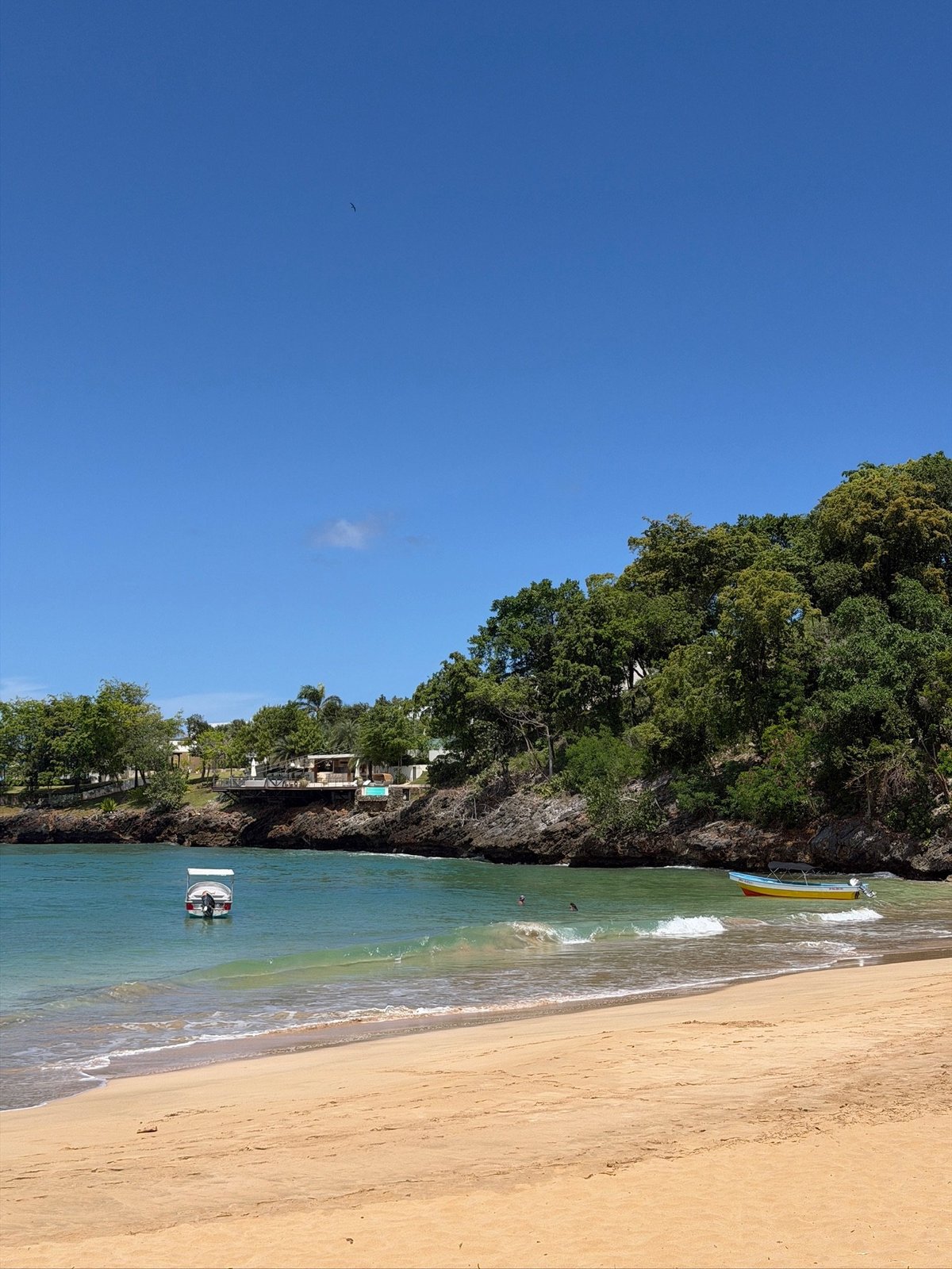 Le restaurant de Playa Morón, sur la falaise qui domine la crique
