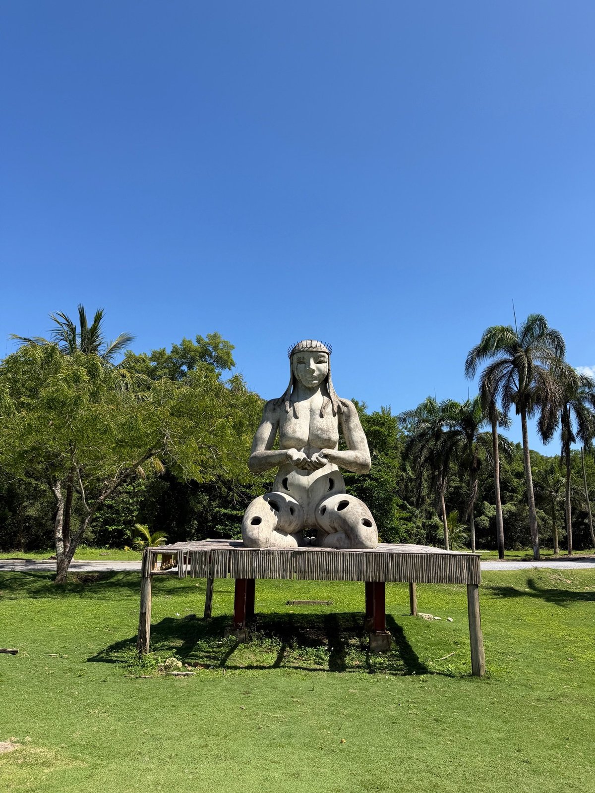 La statue de la reine Anacaona à l'entrée de Playa Morón