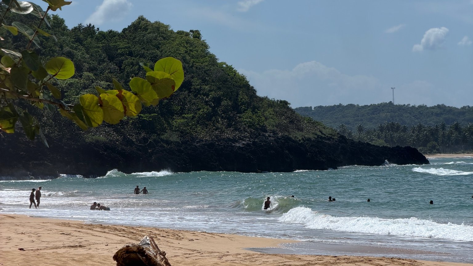 La baignade à Playa Morón, sable doré et pointe rocheuse — les plages de Samaná