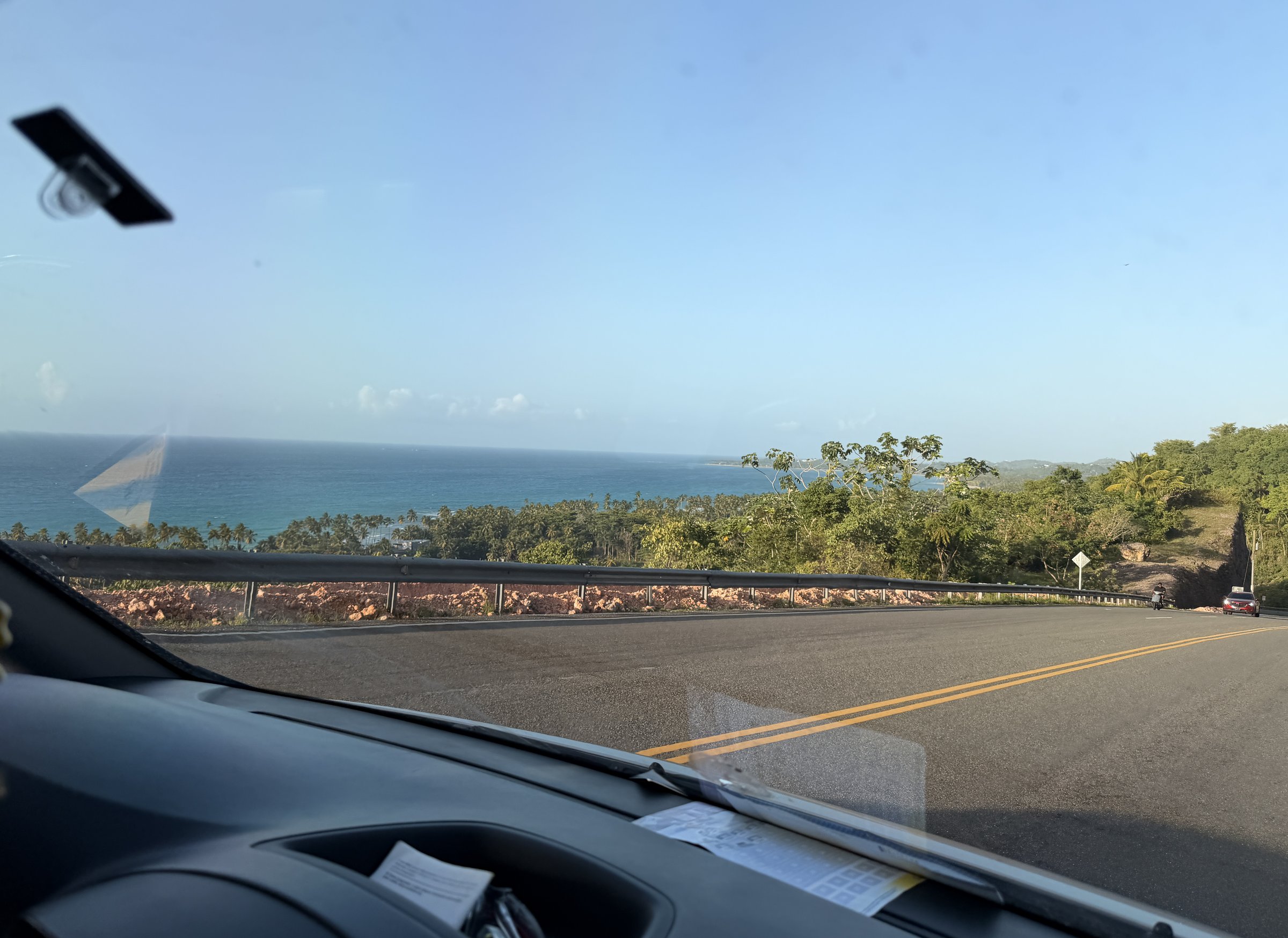 La vue sur la côte et la mer depuis la route de l'aéroport El Catey vers Las Terrenas