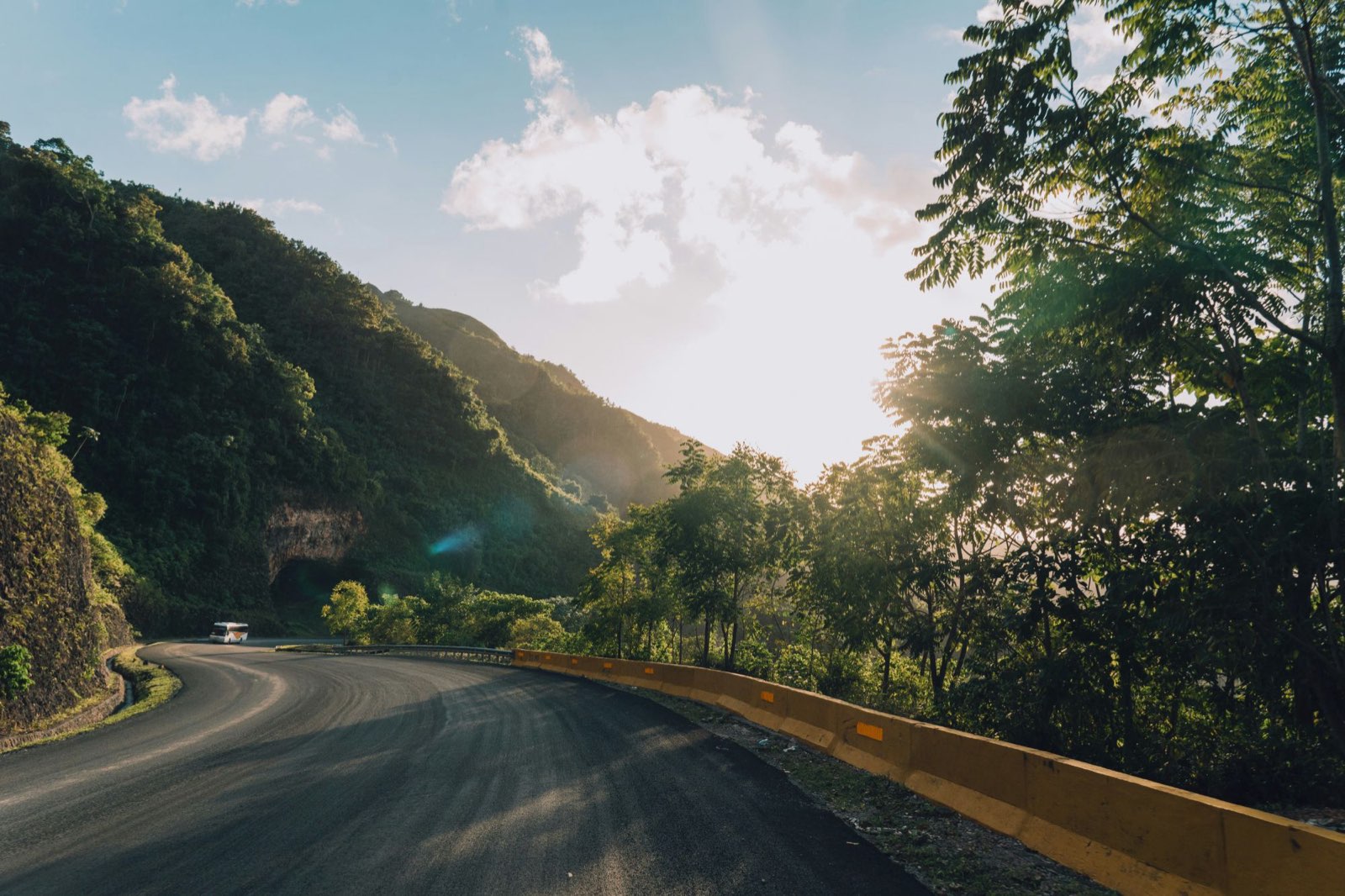 Une route de montagne de la péninsule de Samaná en fin de journée, un autobus dans le virage