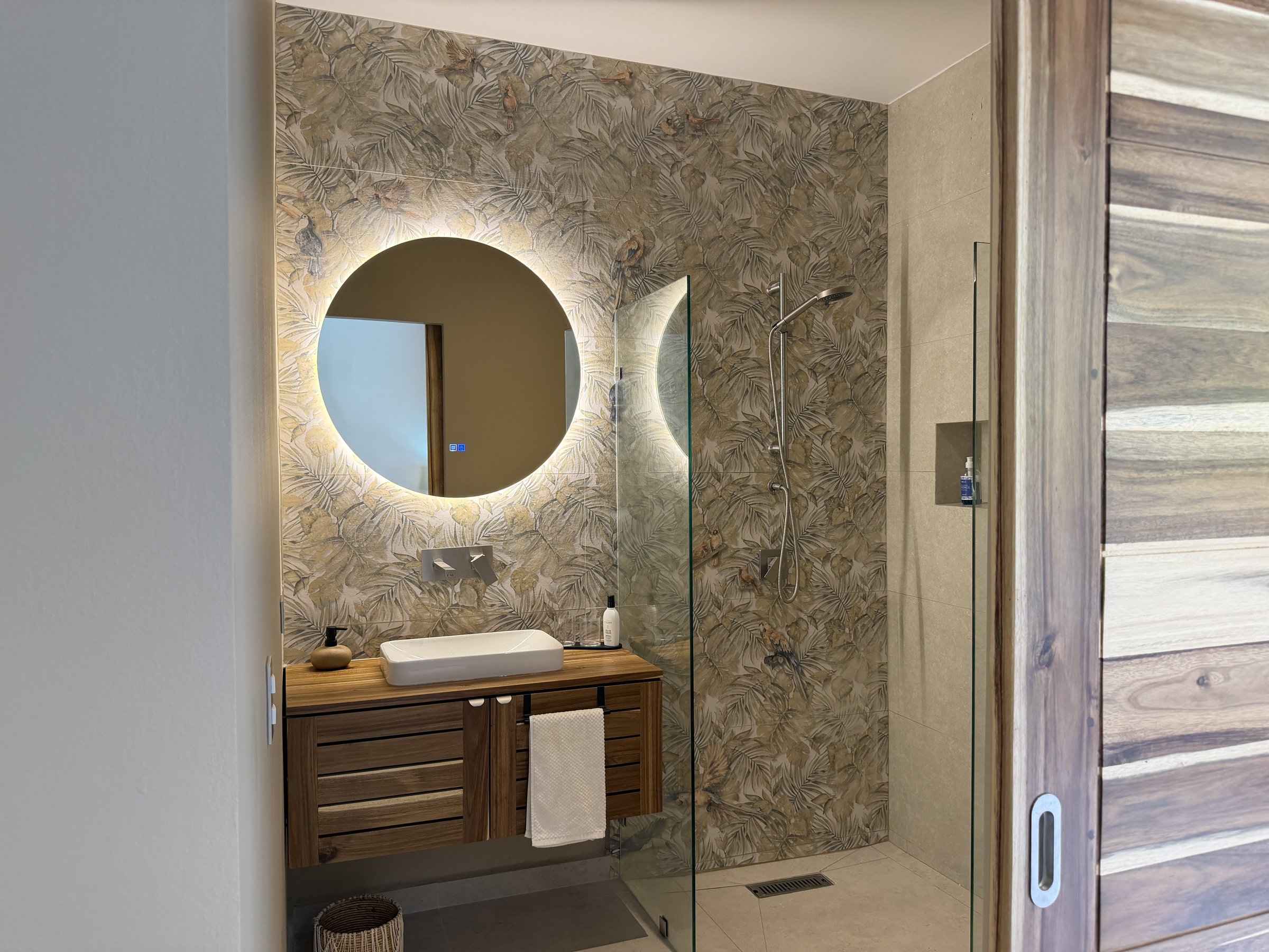 Salle de bain privée de la chambre 1, double vasque en teck et miroir éclairé — Villas Origen