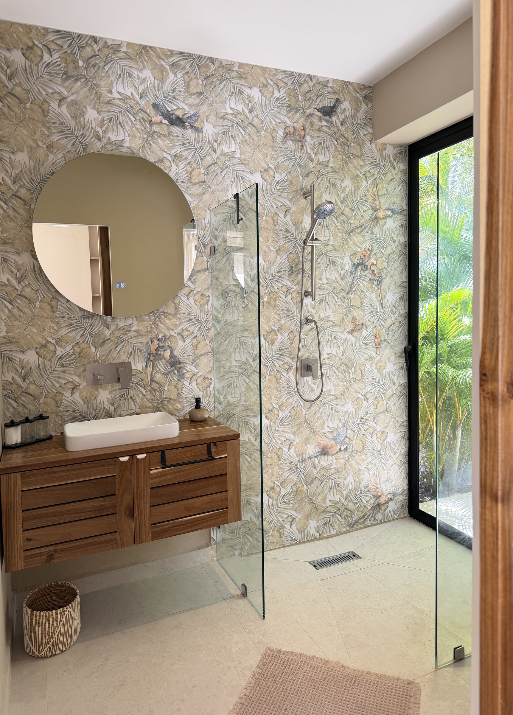 Salle de bain privée de la chambre 2 avec douche vitrée ouverte sur le jardin — Villas Origen