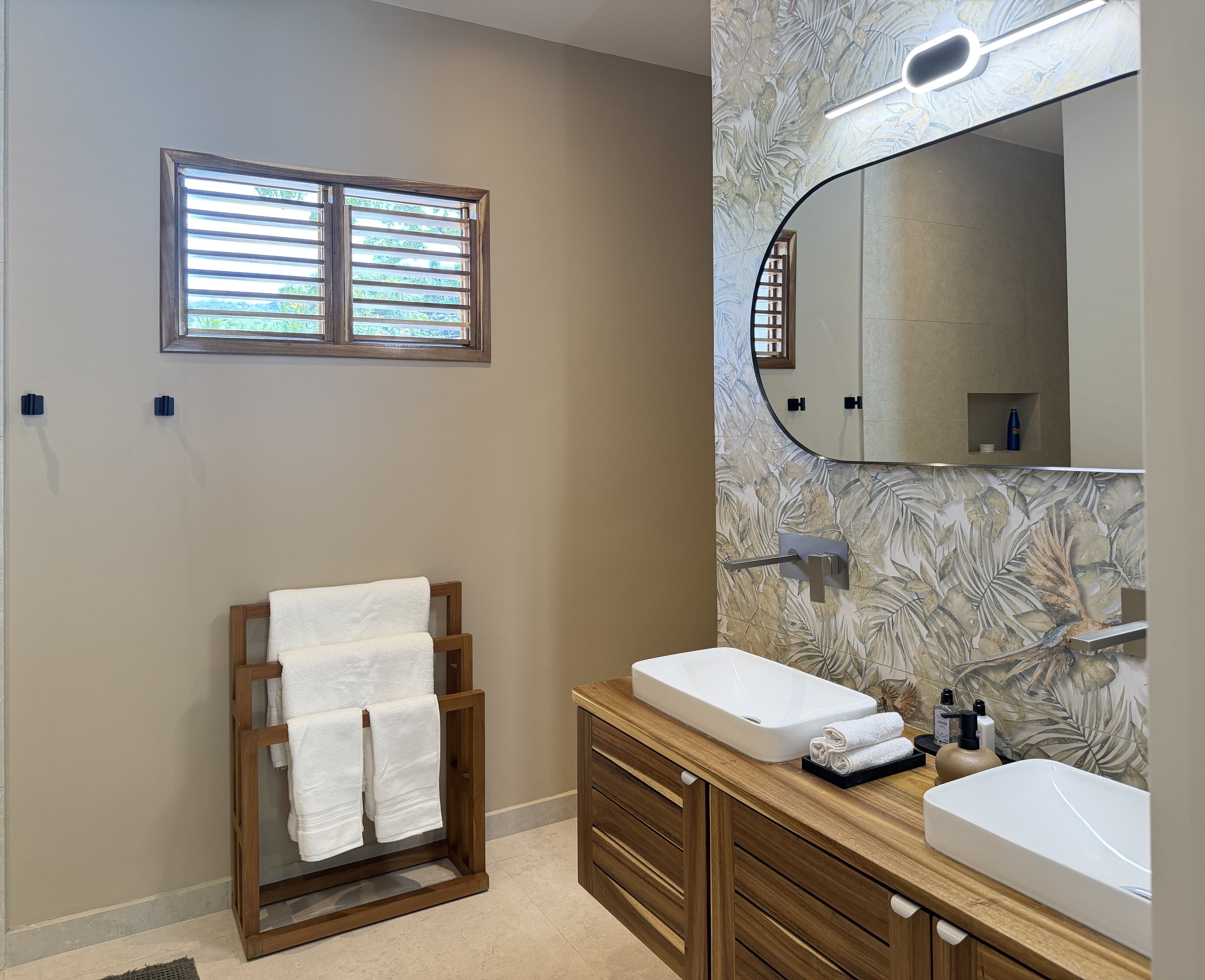 Salle de bain privée de la suite principale, céramique aux oiseaux tropicaux et vasque en teck — Villas Origen